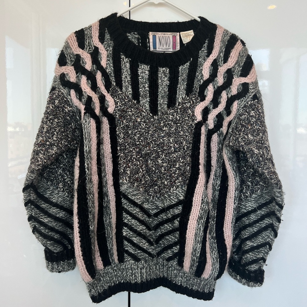 Vintage women’s wool-acrylic chunky oversized sweater in pink/black - size S